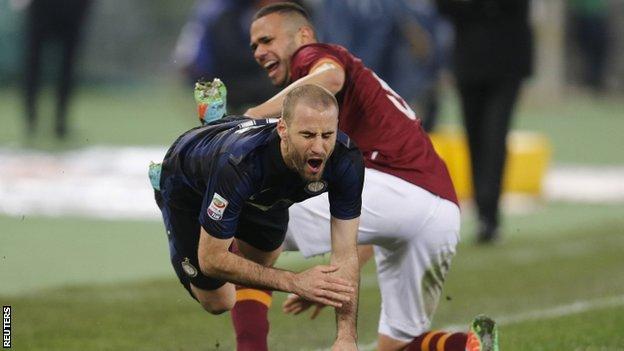 Roma's Leandro Castan challenges Inter Milan"s Rodrigo Palacio