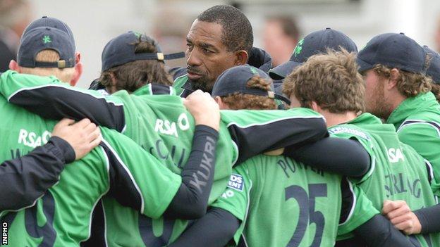 Phil Simmons talks to the Ireland team in 2009