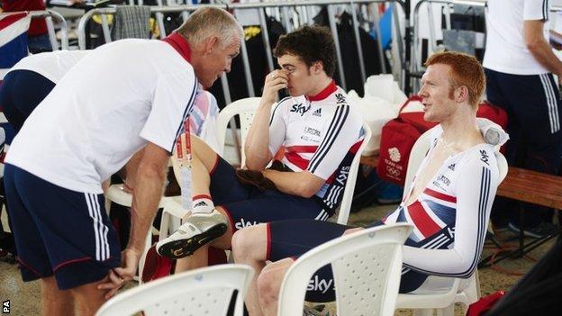 Shane Sutton talks to Ed Clancy after the men's pursuit team fail to qualify for the final