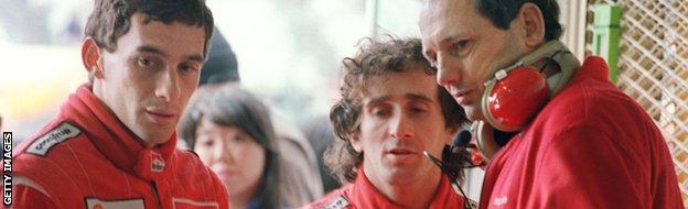 Teammates Brazilian Ayrton Senna (L) and French Alain Prost (C) confer with a team staff member during their second qualifying practice 29 October 1988.