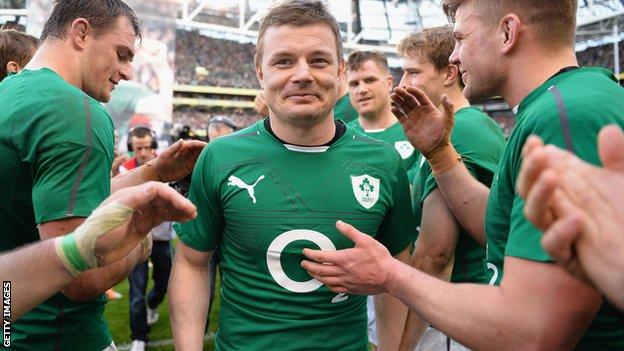 Brian O'Driscoll is applauded off by team-mates after his last Ireland appearance in Dublin