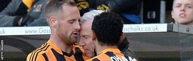Alan Pardew headbutts David Meyler