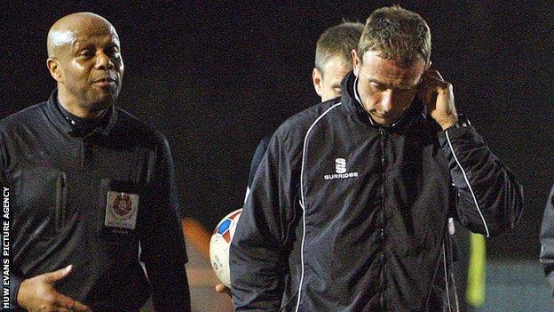 Barr looks despondent as Wrexham lose away to Braintree.