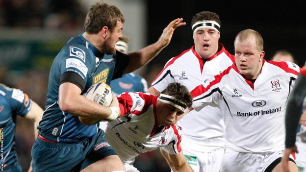 Scarlets‘ Joe Snyman takes on Ulster’s Nick Williams and Callum Black.