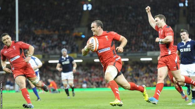 After George North adds a second try, Jamie Roberts runs in to score before half-time to extend Wales’ lead over 14-man Scotland.