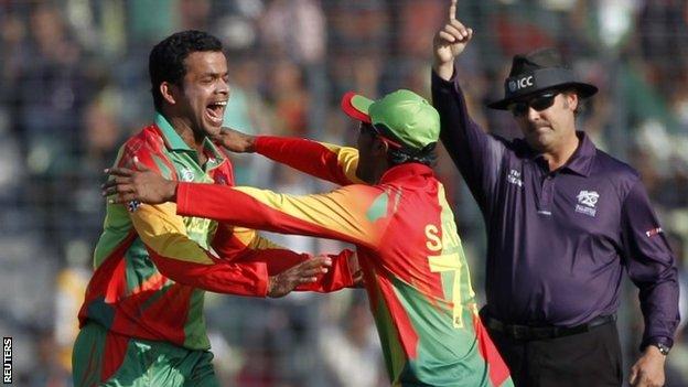 Shakib Al Hasan (left) congratulates Abdur Razzak after he took a wicket