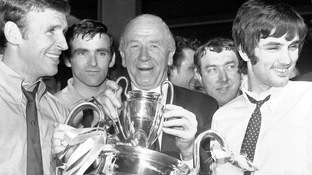 Si Matt Busby poses with the European Cup alongside Pat Crerand (left) and George Best (right)