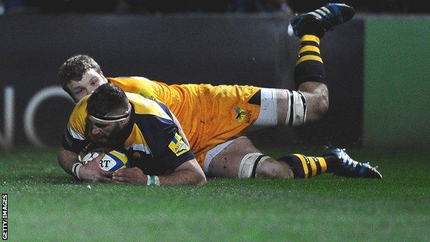 Sam Betty scores Worcester's try