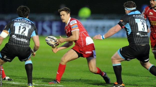 Scarlets fly-half Aled Thomas offloads the ball under pressure during his side's 14-6 Pro12 defeat away to Glasgow.
