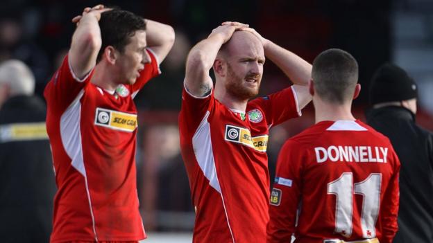 Cliftonville were left frustrated as they were held to a draw away to Glentoran, leaving them two points behind leaders Linfield in the race for the league title