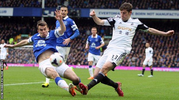 Ben Davies in action against Everton's Seamus Coleman