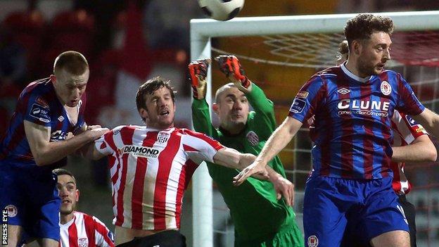 Derry City keeper Gerard Doherty punches the ball clear