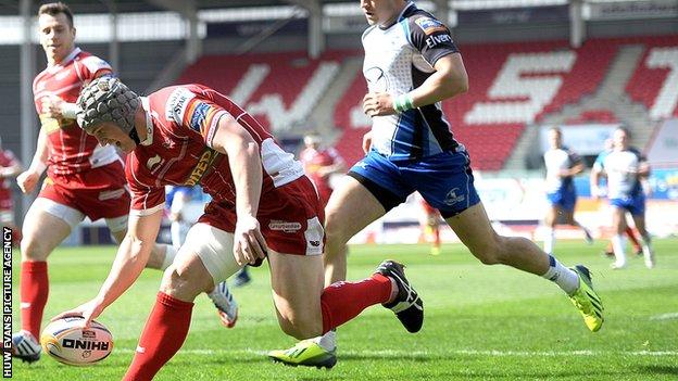 Scarlets run in a try against Connacht
