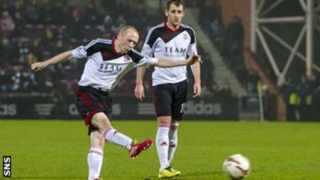 Willo Flood scores for Aberdeen against Hearts