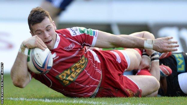 Gareth Davies scoring a try for Scarlets