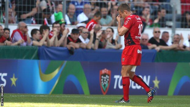 Toulon fly-half Jonny Wilkinson leaves the pitch