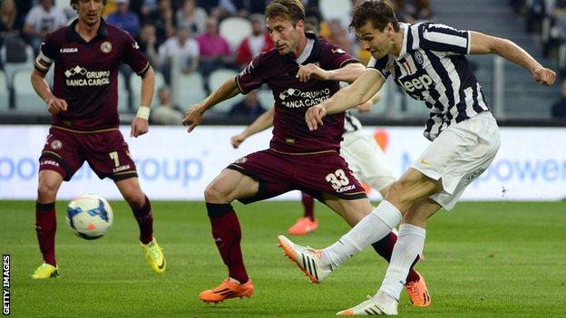 Juventus beat Livorno thanks to Fernando Llorente's brace