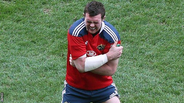 Peter O'Mahony grimaces after hurting his shoulder in Saturday's win over Toulouse