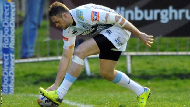 Cory Allen goes over for Cardiff Blues