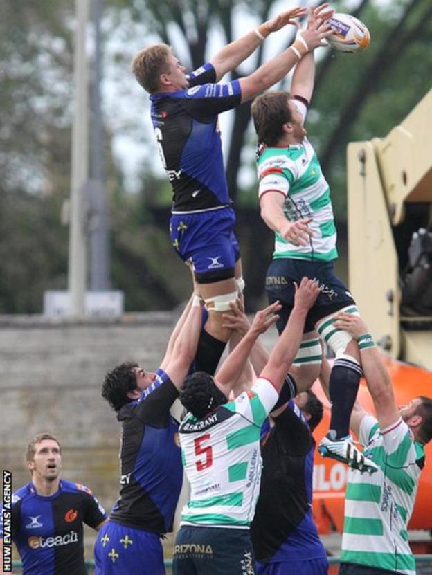 Lewis Evans is beaten to this line-out as Dragons lose 45-27