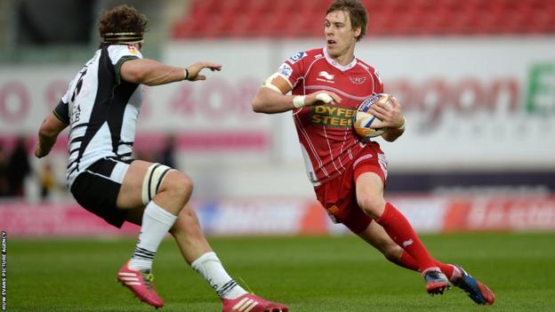 Liam Williams goes on the attack for Scarlets against Zebre in the Pro12