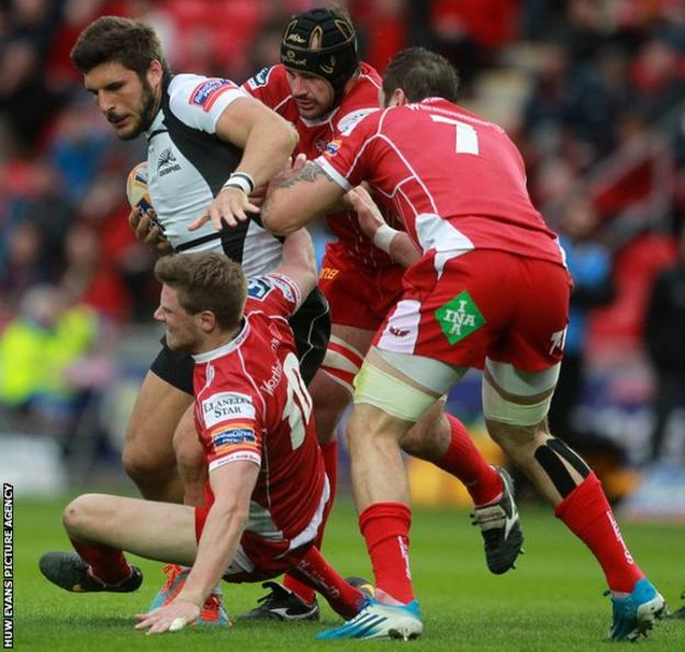 Giovanbattista Venditti of Zebre is tackled by Rhys Priestland, George Earle and Josh Turnbull