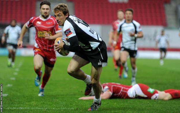 Giulio Toniolatti of Zebre beats Jonathan Davies to open the scoring for Zebre against Scarlets in the Pro12