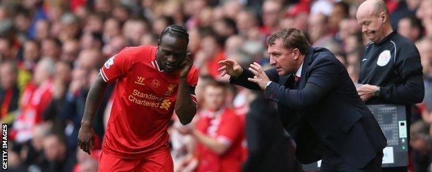 Liverpool manager Brendan Rodgers gives instructions to substitute Victor Moses