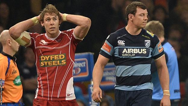 Scarlets full-back Liam Williams and Blues number eight Robin Copeland both leave the field after being sent off