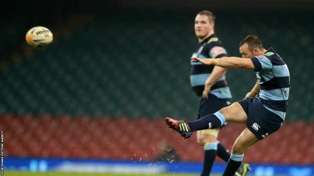 Gareth Davies kicks a late penalty to put the Cardiff Blues 17-13 ahead