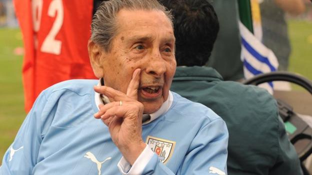 Alcides Ghiggia is paraded around the pitch before a Uruguay World Cup qualifier in November 2013