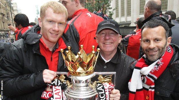 Paul Scholes, Sir Alex Ferguson and Ryan Giggs celebrate winning the 2012-13 Premier League title