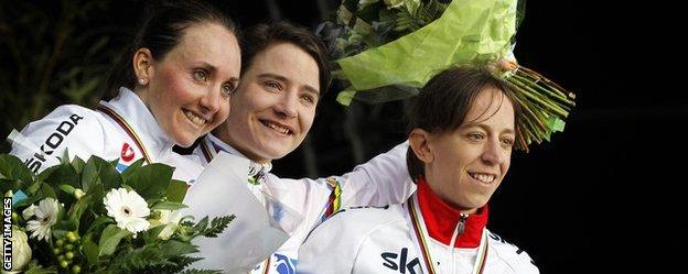 Helen Wyman (right) celebrates her world championship bronze medal with Marianne Vos and Eva Lechner