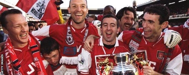 Arsenal celebrate winning the Premier League in 1998