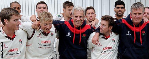 Peter Moores and the Lancashire squad