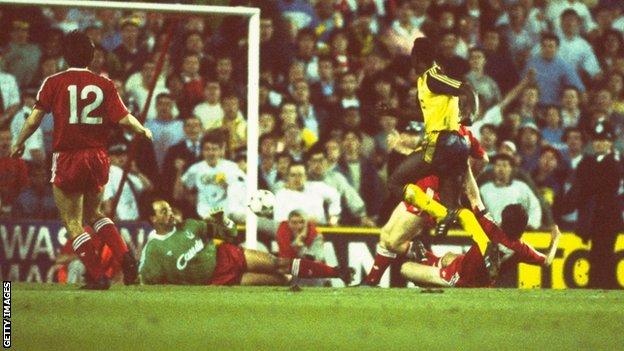 Michael Thomas scores title-winning goal for Arsenal against Liverpool