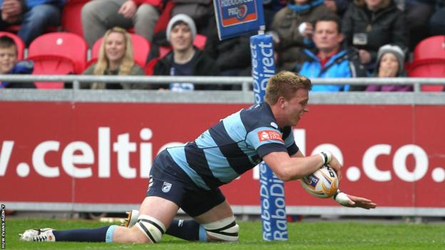 Macauley Cook goes over for Blues