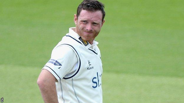 Warwickshire skipper Ian Bell winces at another collective Bears batting failure at Headingley