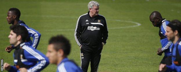 Hull City manager Steve Bruce watches his players warm-up in training ahead of the FA Cup final