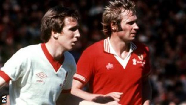 Joey Jones and Man Utd's Jimmy Greenhoff in the 1977 FA Cup final