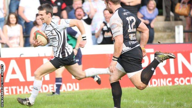 Lewis Williams scores a try for Pontypridd