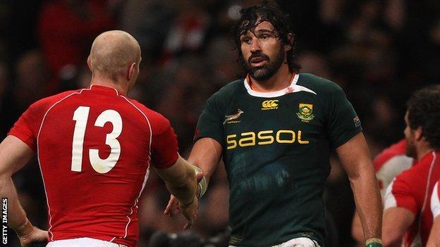 Victor Matfield shakes Tom Shanklin's hand in 2010
