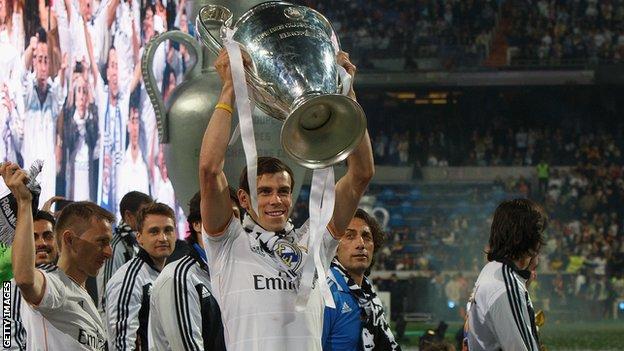 Gareth Bale lifts the Champions League trophy at the Bernabeu