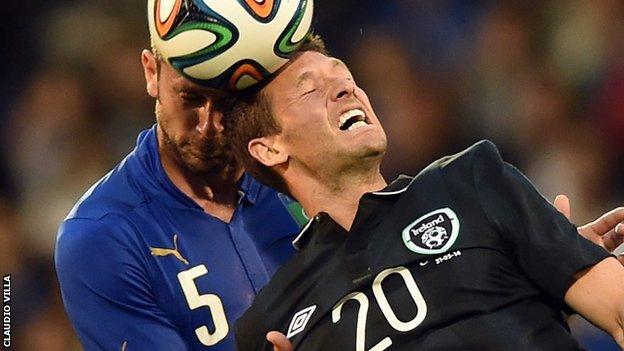 Thiago Motta of Italy goes for the ball with the Republic of Ireland's Wes Hoolahan