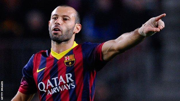 Barcelona player Javier Mascherano has signed a new contract