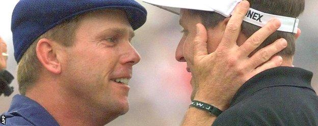 Payne Stewart consoles Phil Mickelson after the 1999 US Open