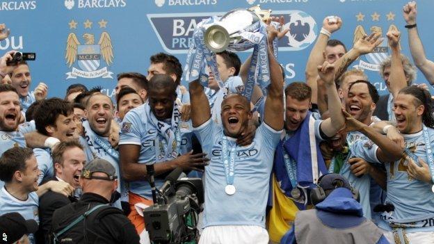 Vincent Kompany lifts the Premier League trophy