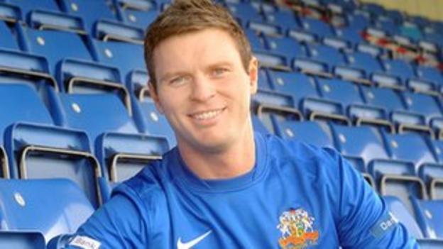 Ex-Portadown player Kevin Braniff has signed for mid-Ulster rivals Glenavon after returning from Australia