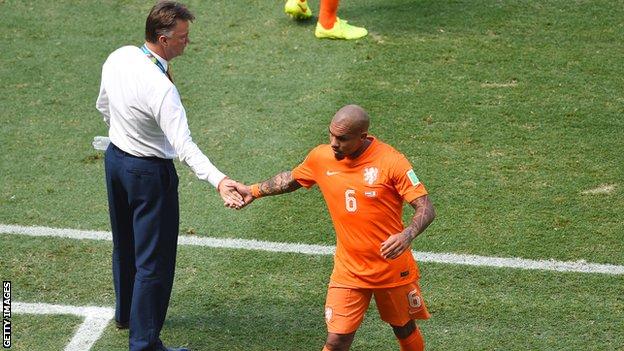 Nigel de Jong leaves the field against Mexico