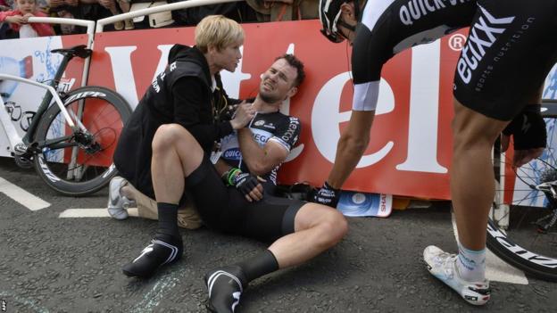 Cavendish gets treatment on the side of the road, his right shoulder clearly giving him a lot of discomfort